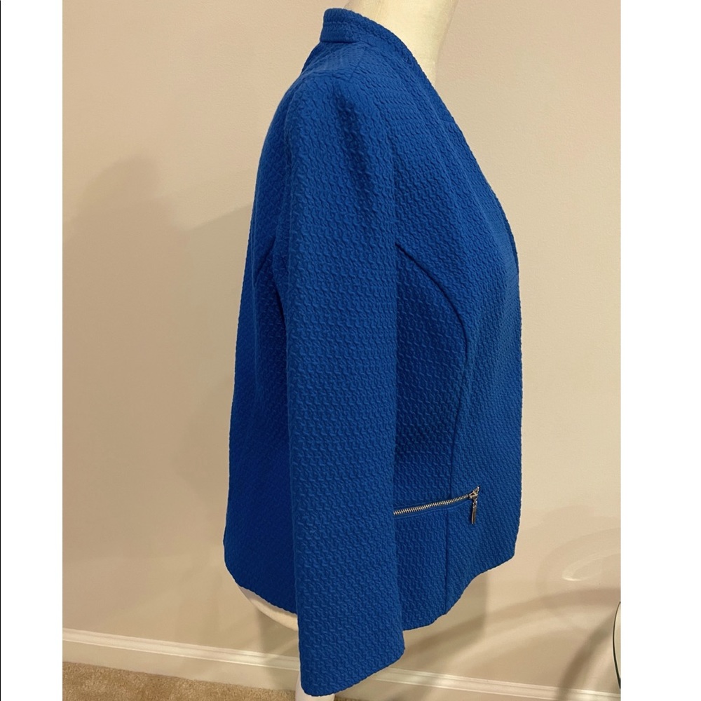 • Fitted Blazer • - Picture 5 of 7